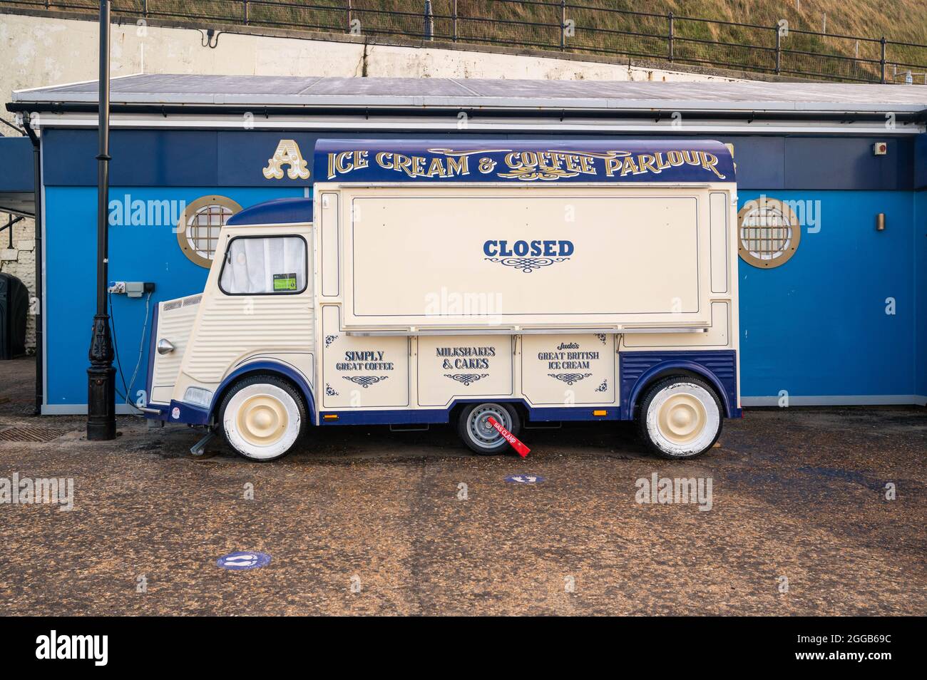 Una antigua furgoneta de pan francesa convertida para vender helados y cafés en el paseo marítimo de Cromer Norfolk Foto de stock