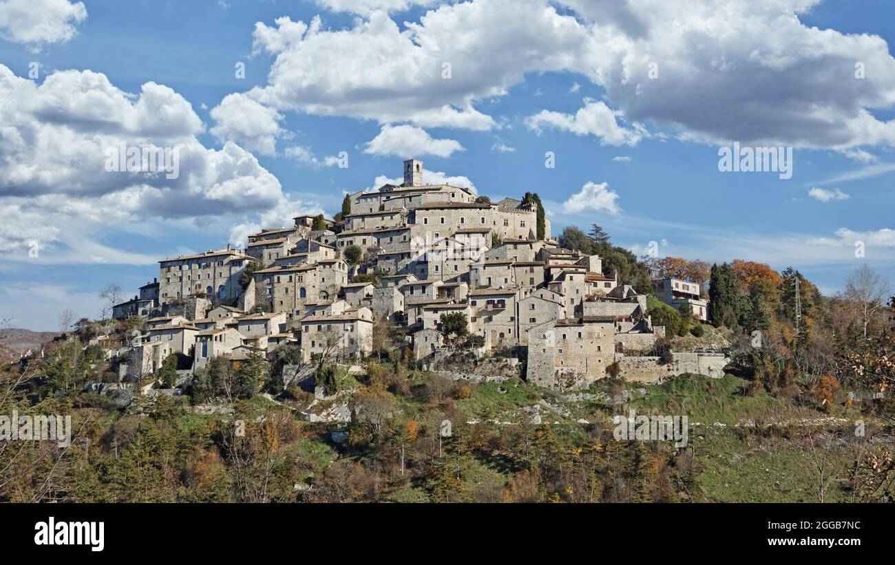 Vista de Labro, un pequeño pueblo en el centro de Italia en la provincia de Rieti, Lazio, Europa Foto de stock