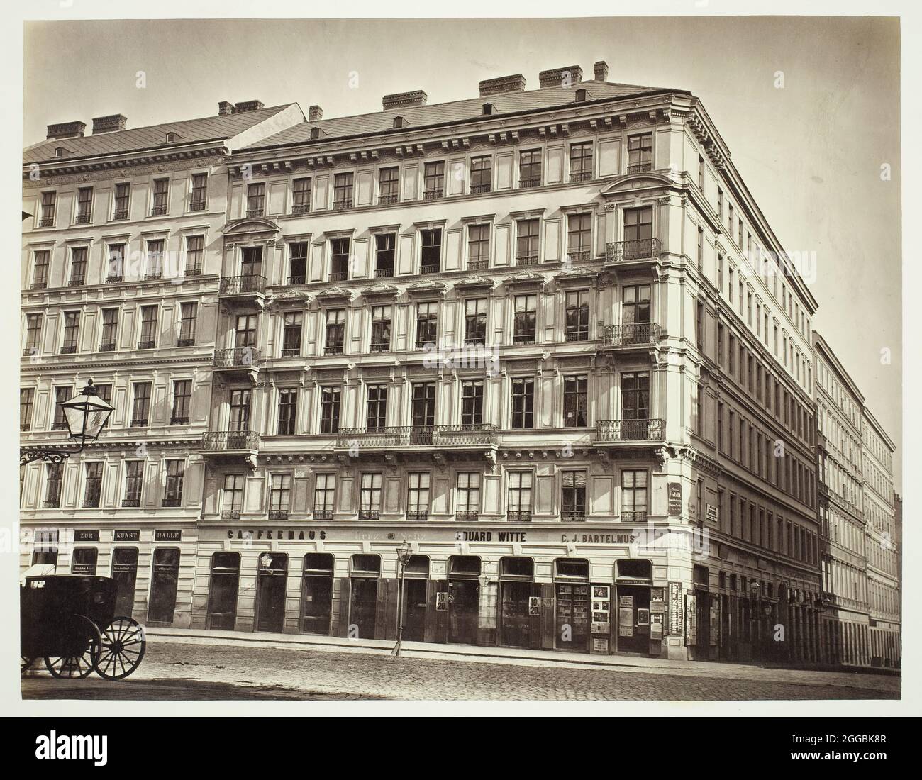 Kärnthnerstraße No. 59, Zinshaus des Herrn Sam Maeir, 1860s. Viena bloque de apartamentos sobre tiendas. Estampado de albumen. Foto de stock