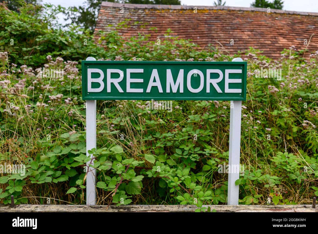 Estación de tren de Breamore, Hampshire, Reino Unido, una parada en la línea Salisbury a Dorset que fue cerrada en 1964 después de Beeching Report. Placa de nombre restaurada. Foto de stock