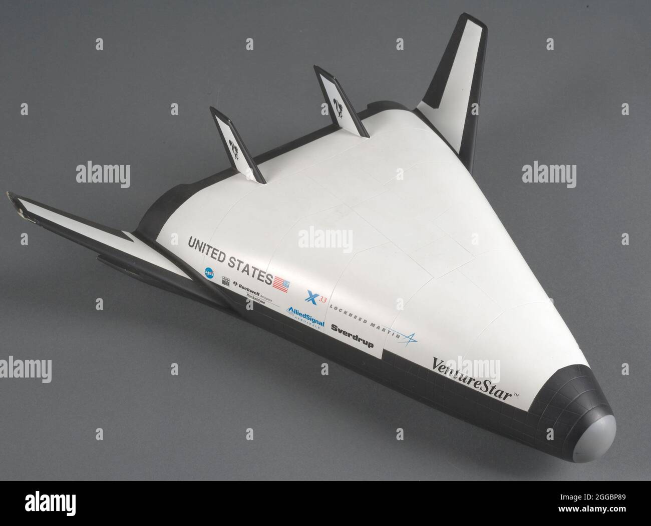 Modelo, X-33 Vehículo de lanzamiento reutilizable VentureStar, 1990s. En 1996, la NASA seleccionó a Lockheed Martin para construir y volar el vehículo de prueba X-33 para demostrar tecnologías avanzadas para un nuevo vehículo de lanzamiento reutilizable que suceda al transbordador espacial. VentureStar fue el nombre de Lockheed para este futuro concepto de plano espacial. El Lockheed Skunk Works diseñó una forma de cuerpo de elevación con motores de cohetes de lucio en aerosol y un sistema de protección térmica metálico como un vehículo de una sola etapa a órbita. El programa fue un esfuerzo conjunto entre la NASA y la industria para desarrollar un nuevo vehículo de lanzamiento comercial, y el modelo lleva calcomanías de todos los participantes Foto de stock