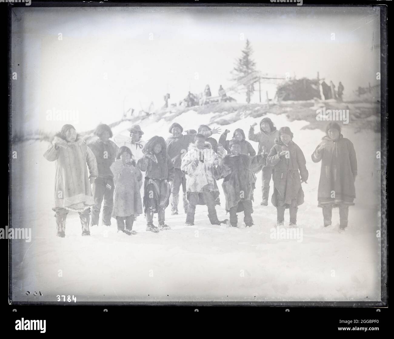 Expedición Explorando Alaska del Norte, 1884-1886. Retrato grupal de los inuits. Exploración del río Kobuk y partes del norte de Alaska, dirigida por el Teniente George M. Stoney de la Marina de los Estados Unidos. Se recogieron especímenes para el Museo Nacional de los Estados Unidos. Foto de stock