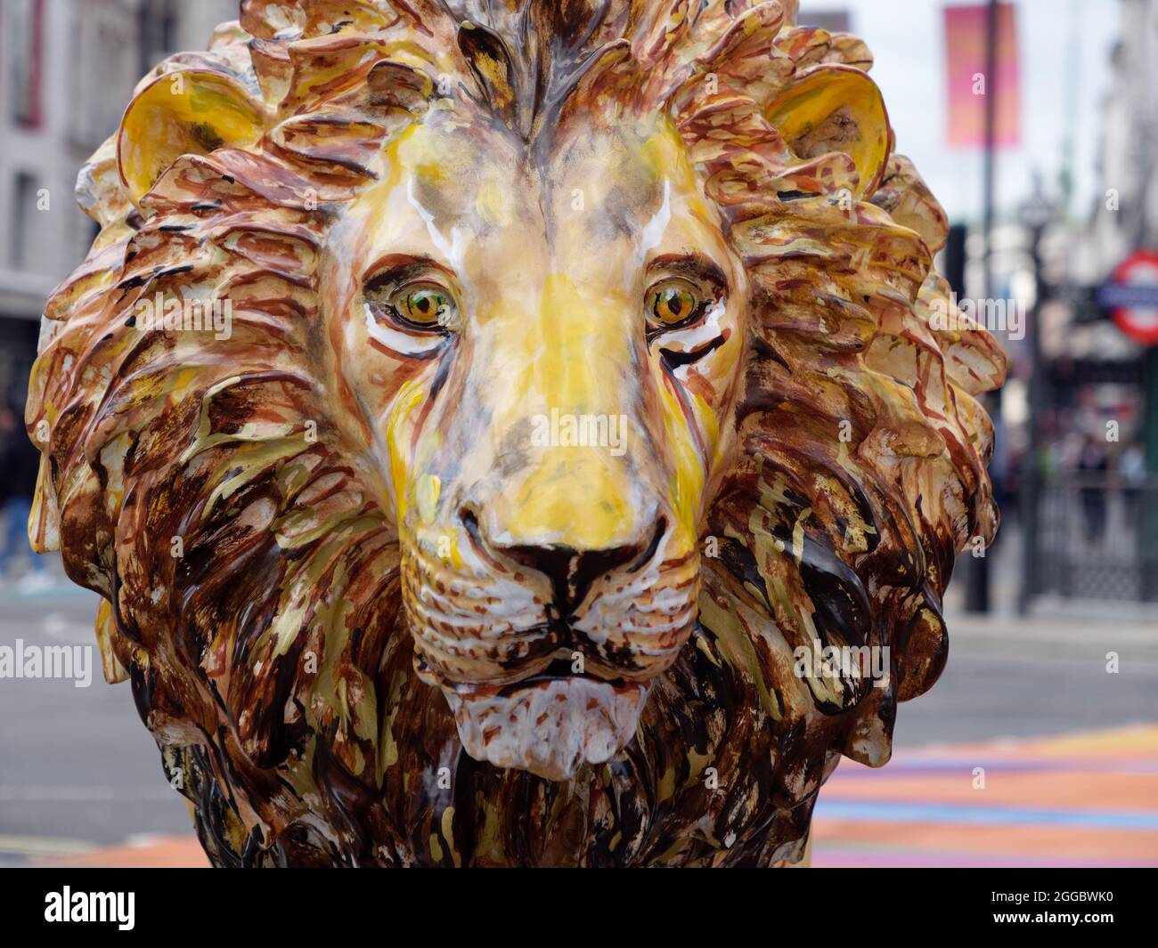 Londres, Gran Londres, Inglaterra, agosto de 24 2021: El London Pride Tusk Lion Trail, Not Lying Lion en Piccadilly Circus diseñado por Ronnie Wood. Foto de stock