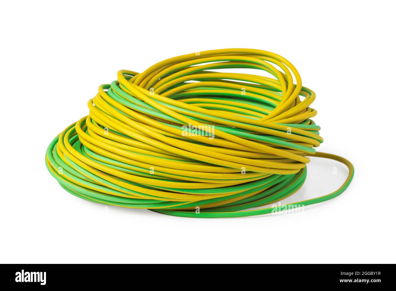Cable sólido en aislamiento amarillo-verde para conexión a tierra eléctrica  de equipos aislados en blanco Fotografía de stock - Alamy