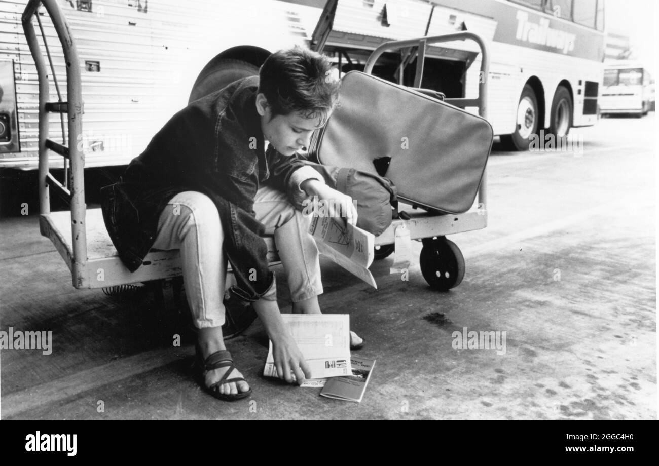 Austin Texas USA, circa 1990: Adolescente fugitivo en la estación de autobuses Trailways. SEÑOR OK, modelo que se presenta como desbocado. ©Bob Daemmrich Foto de stock