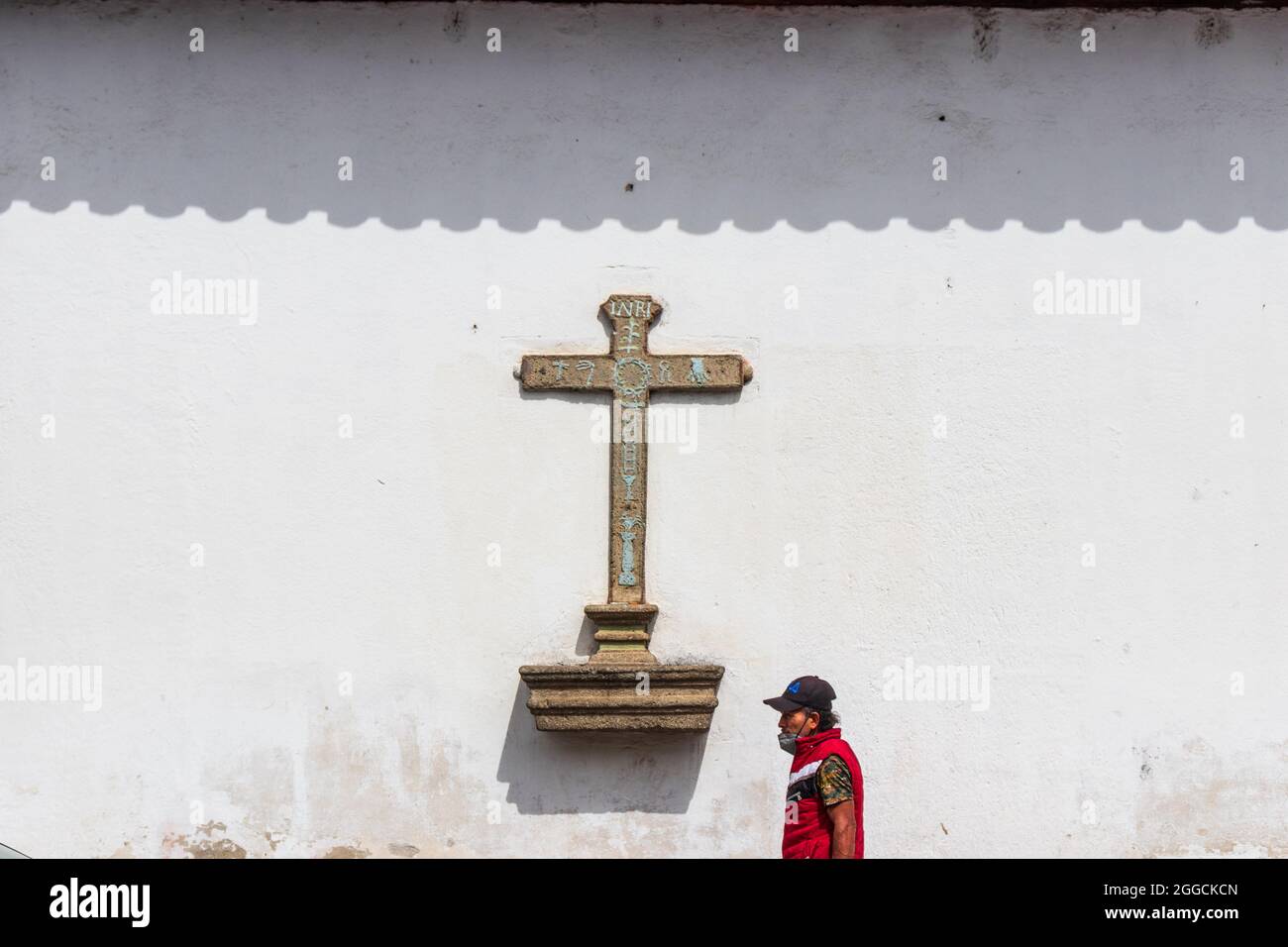 hombre guatemalteco caminando por las calles de antigua guatemala Foto de stock