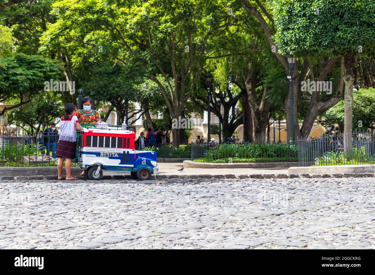 mujer guatemalteca que vende helados en el parque con un carro colorido Foto de stock