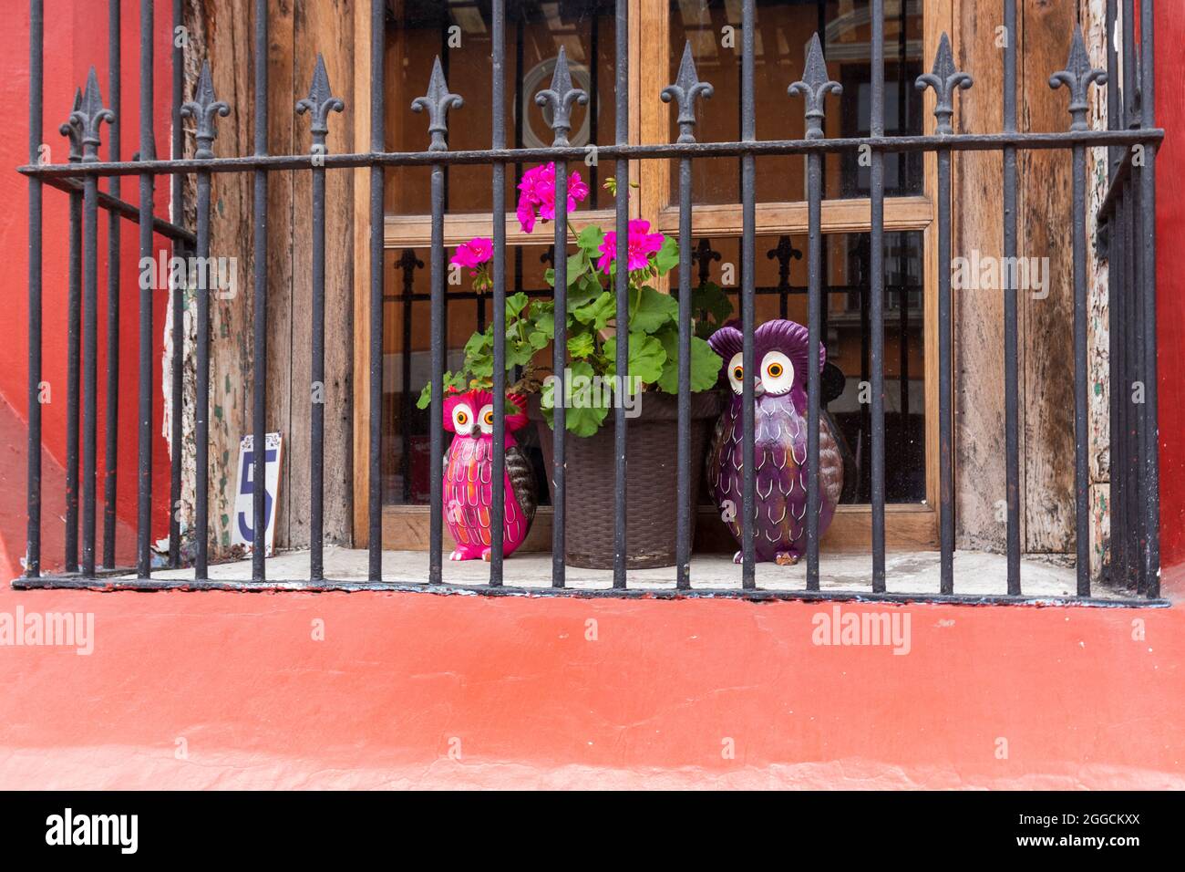 ventana colonial en una ciudad colonial de arquitectura española Foto de stock