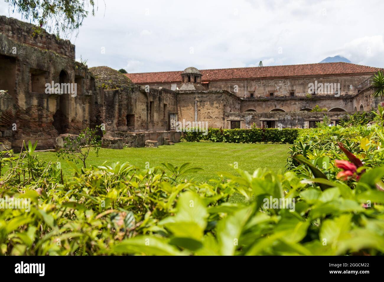 jardín de la iglesia colonial en antigua guatemala Foto de stock