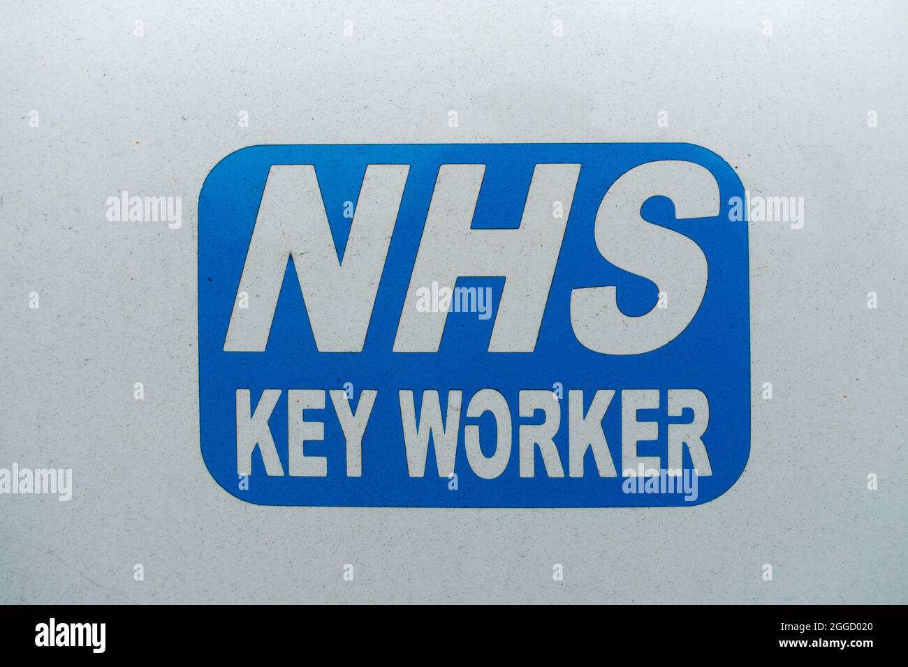 Fuera del Hospital Redcar una pegatina azul en la parte trasera de un coche blanco que lee NHS Key Worker Foto de stock