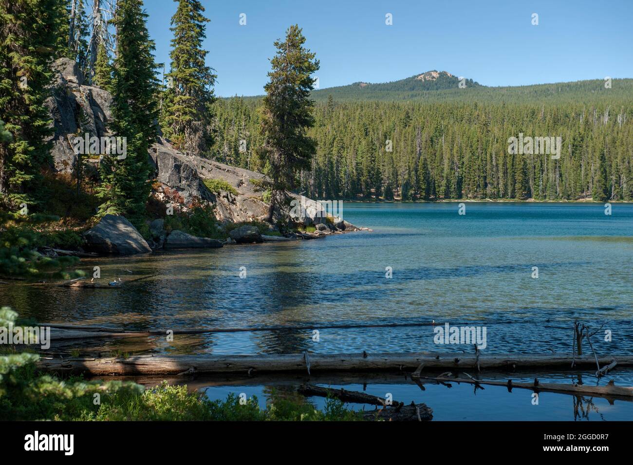 Bobby Lake y una montaña llamada Twins, cerca de Waldo Lake, Oregon Foto de stock