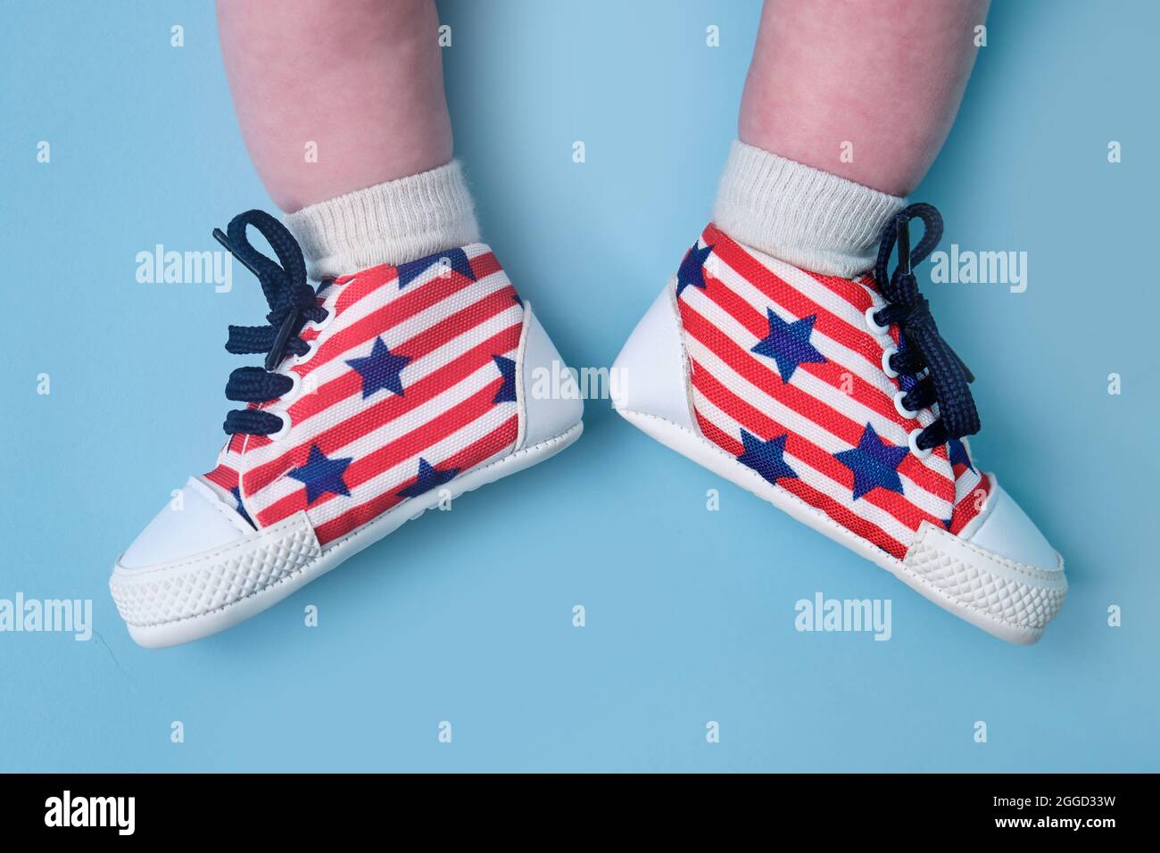 Meloso Antemano aceptar Un bebé recién nacido zapatos en los colores de la bandera americana de los  Estados Unidos, fondo azul del estudio. Un niño en las botas de los EE.UU.  Rojo y blanco fl