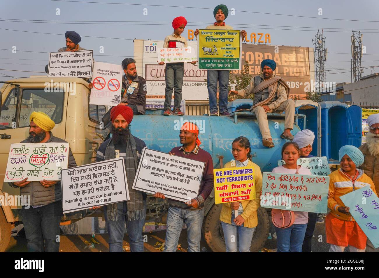 El 2020 de diciembre, los agricultores indios durante la protesta en la frontera de Singhu. Están protestando contra la nueva ley agrícola por parte del gobierno indio. Foto de stock
