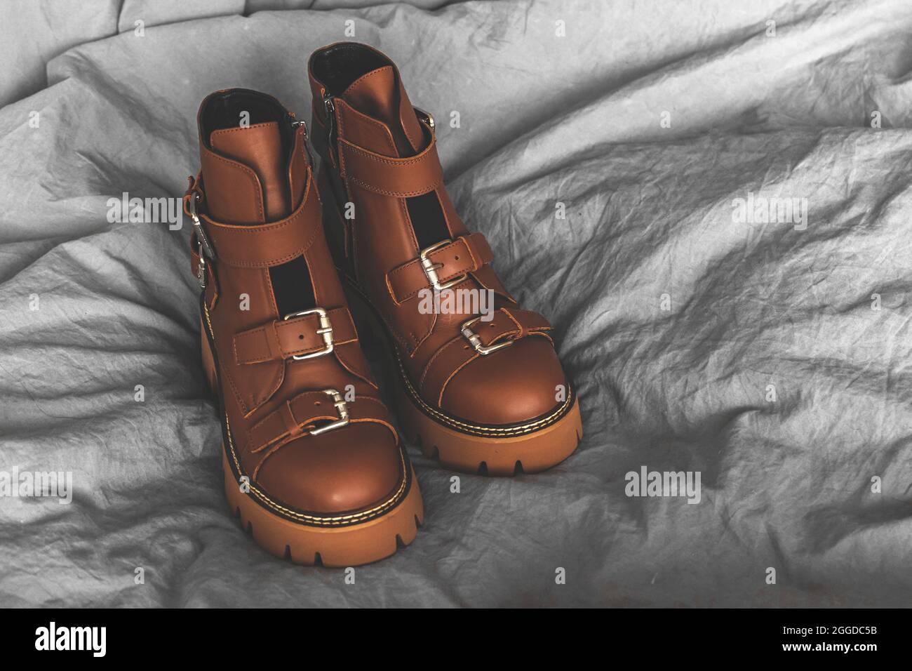 Botas marrones para mujer, estudio de calzado de cuero, concepto de moda,  fondo Fotografía de stock - Alamy