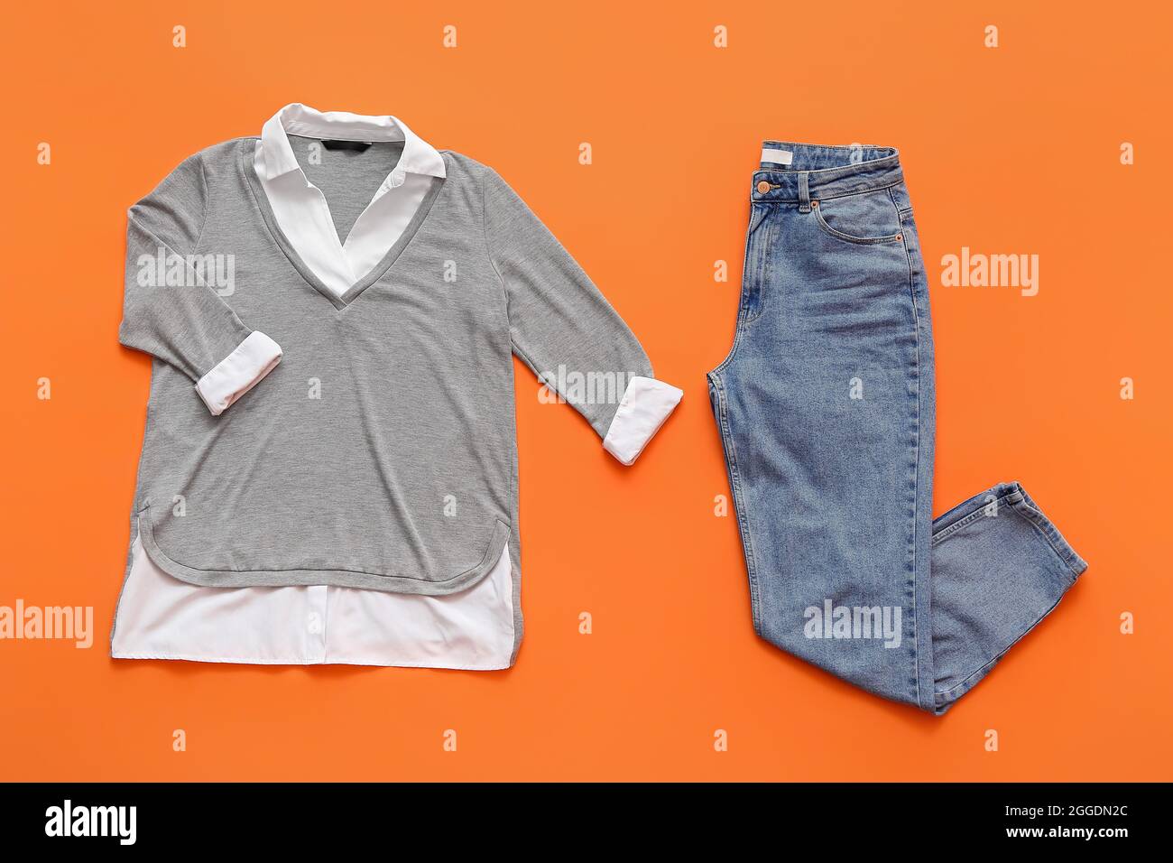 Ropa femenina con estilo sobre fondo de color Fotografía de stock - Alamy