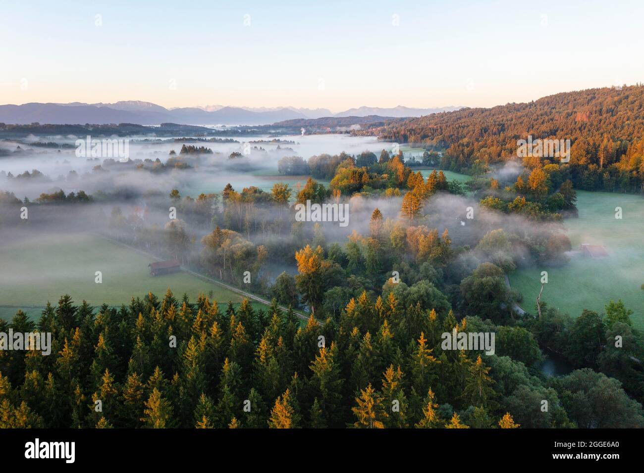 Nubes de niebla sobre Loisachtal cerca de Eurasburg, Toelzer Land, luz de la mañana, tiro con drone, estribaciones alpinas, Alta Baviera, Baviera, Alemania Foto de stock