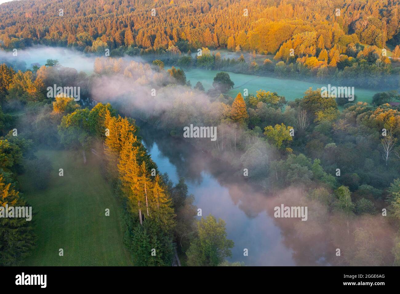 Nubes de niebla sobre el río Loisach cerca de Eurasburg, Toelzer Land, luz de la mañana, tiro con drone, estribaciones alpinas, Alta Baviera, Baviera, Alemania Foto de stock