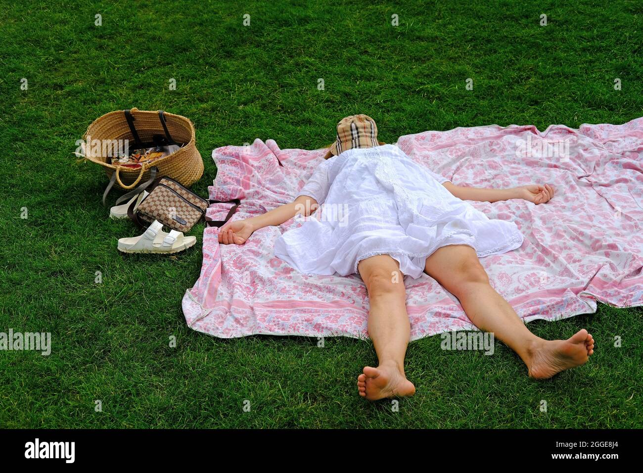 Una mujer dormida después de los efectos de beber durante el día. Foto de stock