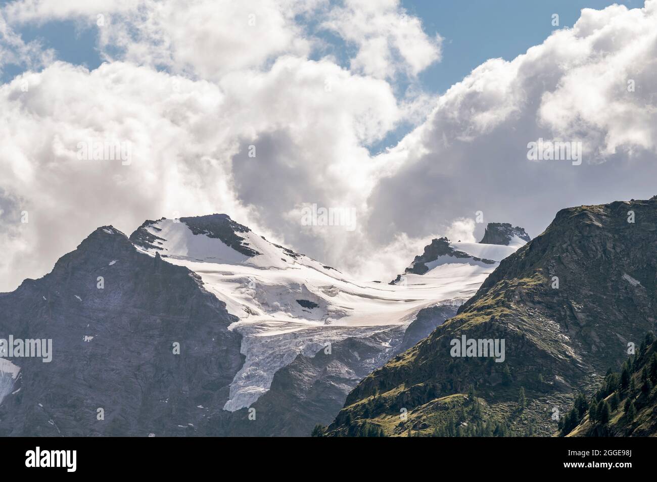 Los picos de las montañas Roccia Viva, Becca di Gay, cabeza del Gran Crou, cabeza de la Tribolazione y parcialmente Punta Ceresole, Valle de Aosta, Italia Foto de stock