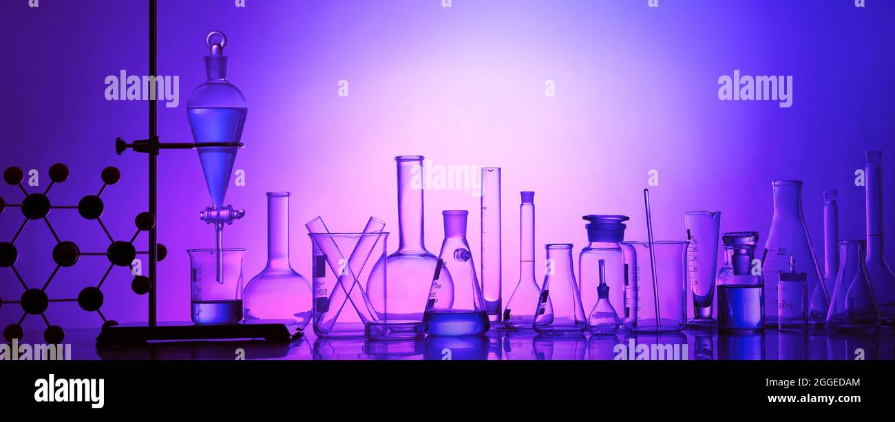 Investigación de laboratorio, instrumental de vidrio científico para antecedentes químicos Foto de stock