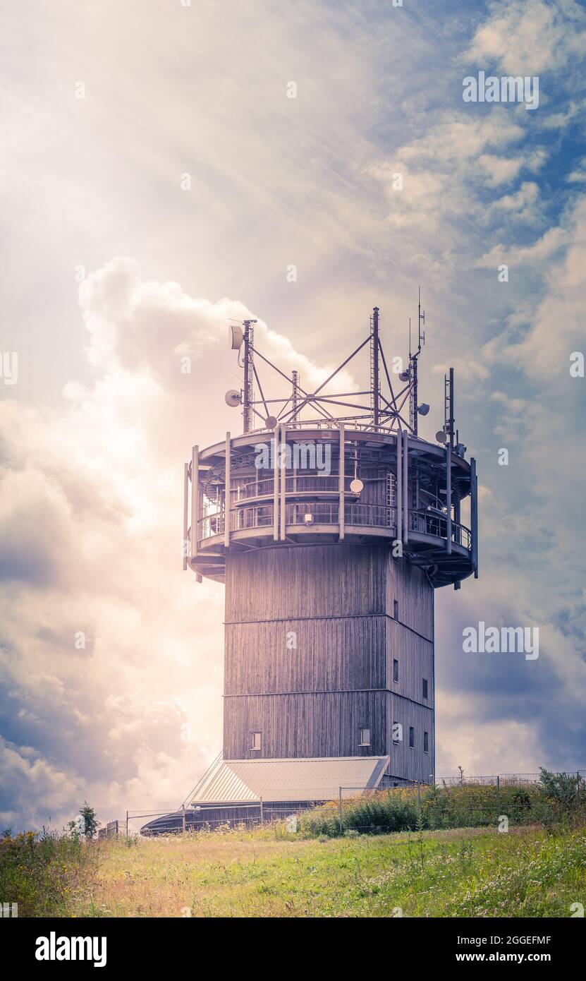 Torre de radio en el Schneekopf, esta es una montaña en Turingia Foto de stock