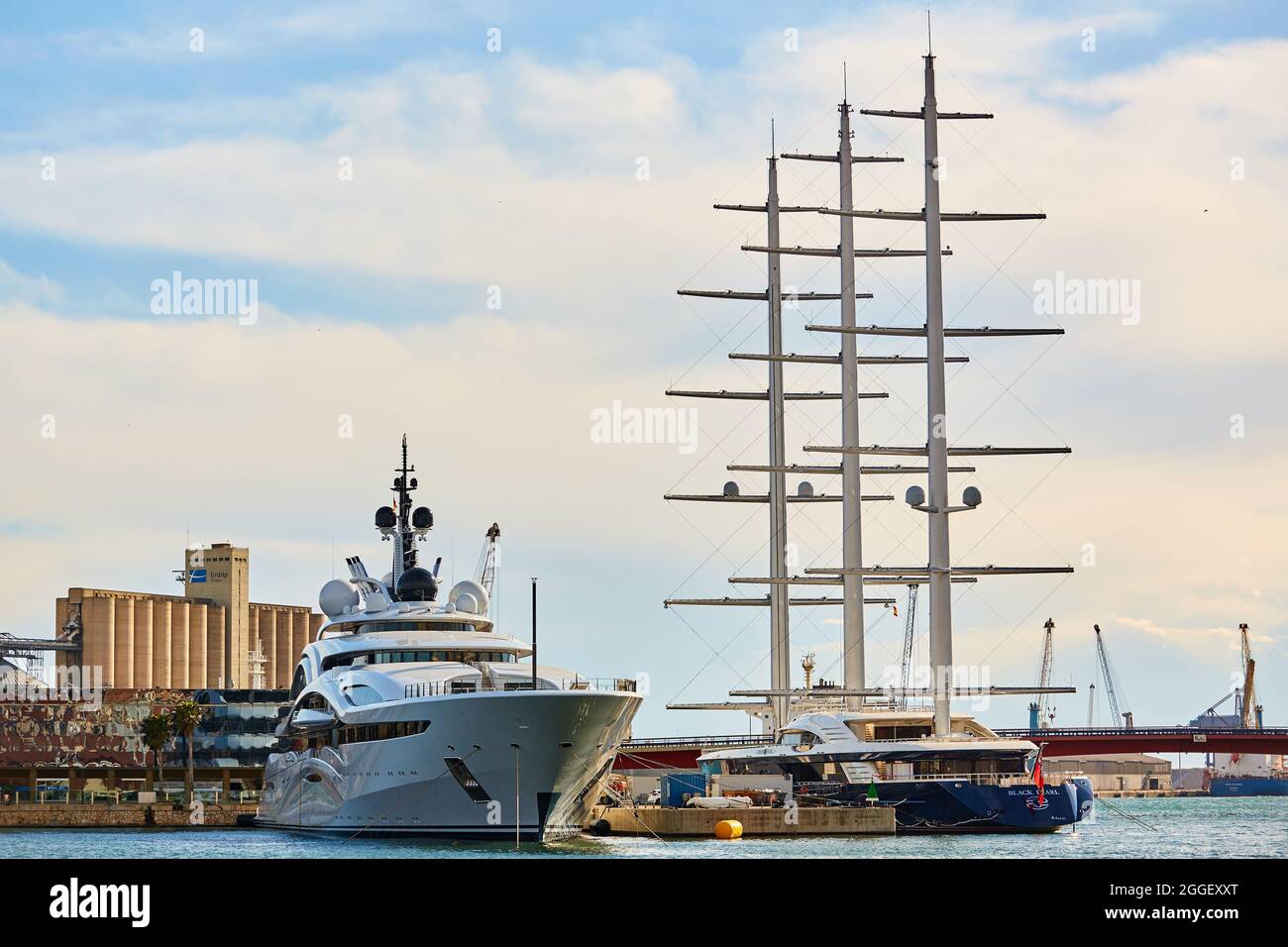 Tarragona, España - 6 de abril de 2019: el yate de lujo perla negra  estacionada en el puerto marítimo Fotografía de stock - Alamy