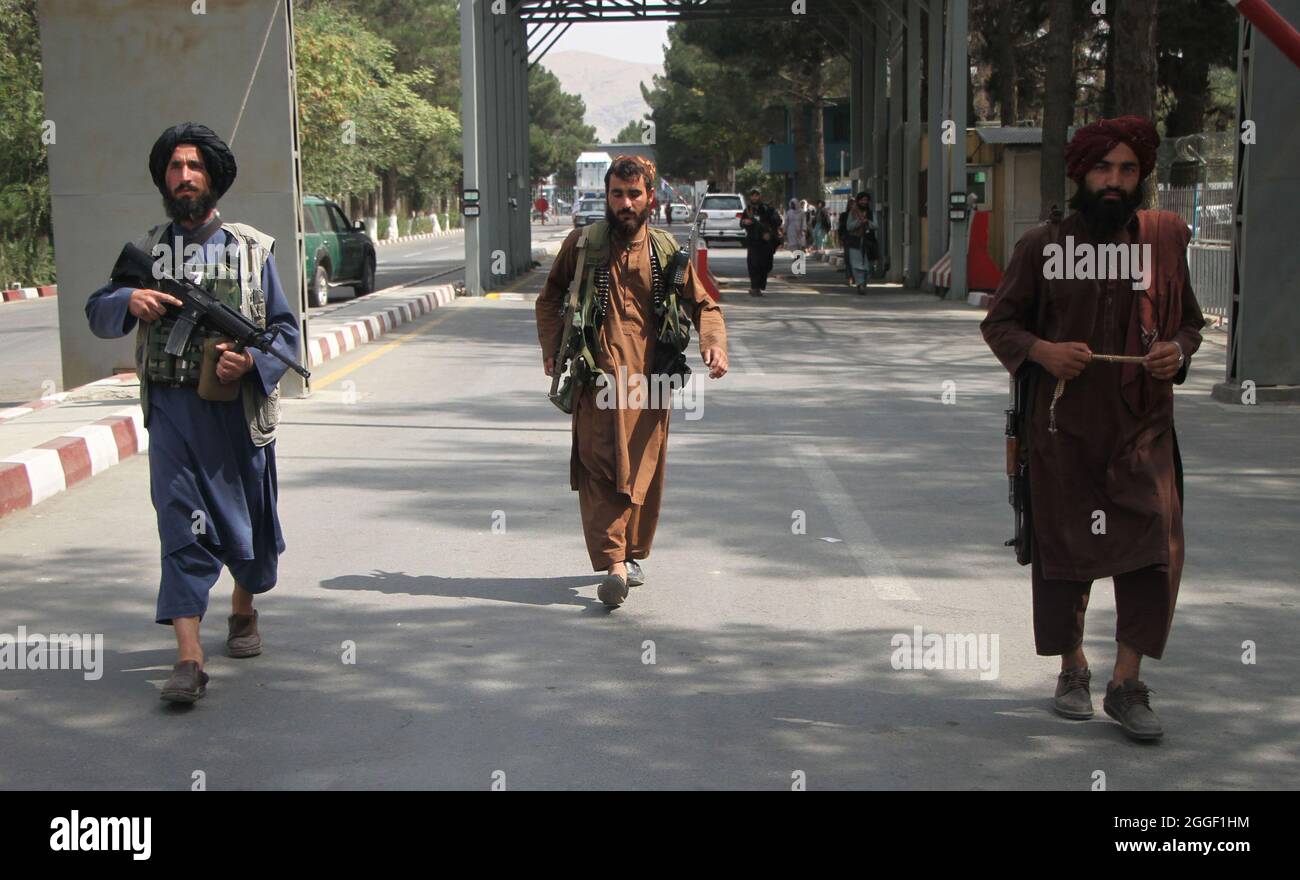 Kabul, Afganistán. 31st de agosto de 2021. Los talibanes son vistos en el aeropuerto de Kabul, en Kabul, capital de Afganistán, el 31 de agosto de 2021. El Comando Central de los Estados Unidos anunció el lunes que la retirada de las tropas estadounidenses de Afganistán se ha completado. Crédito: Saifurahman Safi/Xinhua/Alamy Live News Foto de stock
