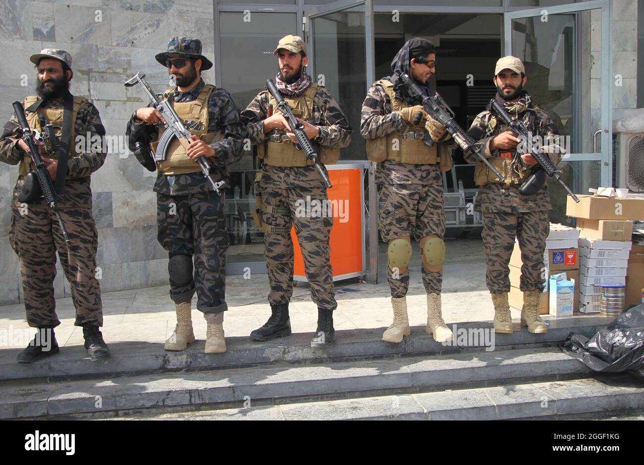 Kabul, Afganistán. 31st de agosto de 2021. Los talibanes son vistos en el aeropuerto de Kabul, en Kabul, capital de Afganistán, el 31 de agosto de 2021. El Comando Central de los Estados Unidos anunció el lunes que la retirada de las tropas estadounidenses de Afganistán se ha completado. Crédito: Saifurahman Safi/Xinhua/Alamy Live News Foto de stock