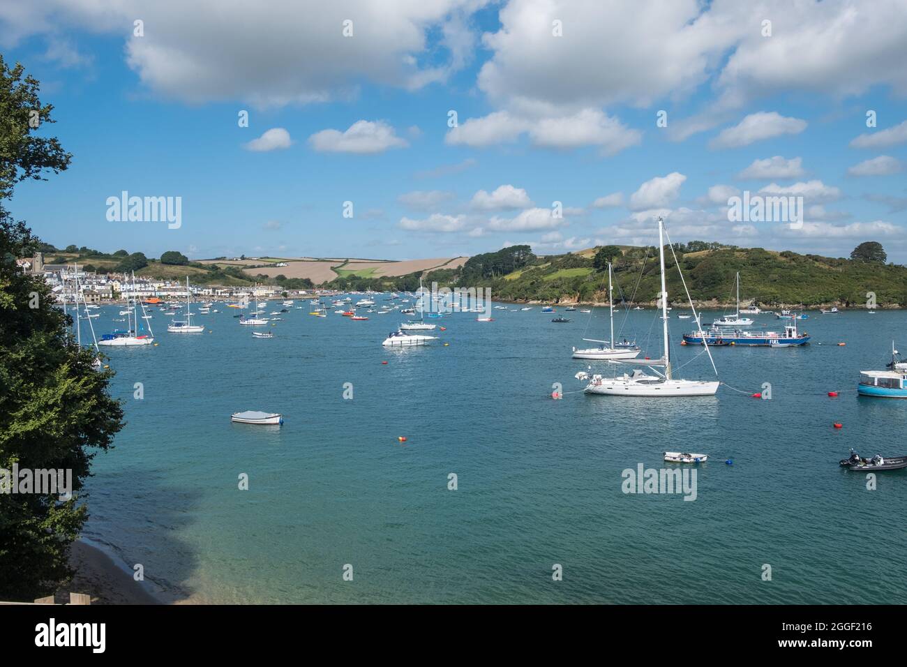 Vista de la ciudad de Salcombe al otro lado del estuario desde East Portlemouth Foto de stock