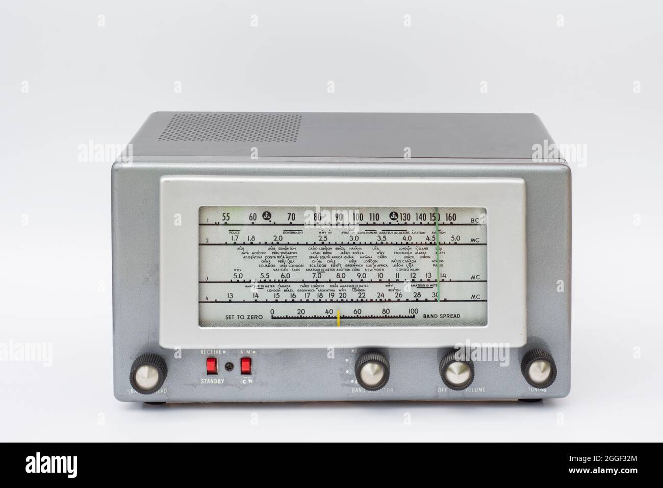 radio antigua con carcasa metálica donde se pueden escuchar emisiones de  onda corta de todo el mundo. Usted puede escuchar la emisión de radio de  todos los países Fotografía de stock -