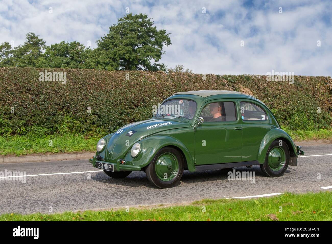 1952 50s 50 verde VW Volkswagen viejo escarabajo de estilo en ruta a Capesthorne Hall clásico y vintage show de coches de agosto, Cheshire, Reino Unido Foto de stock