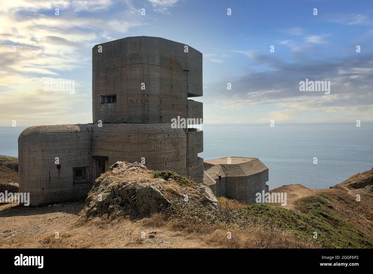 Observación Alemana Bunker construido durante la Guerra Mundial de 2 en la isla de Guernsey, una de las Islas del Canal en el Canal de la Mancha. Foto de stock