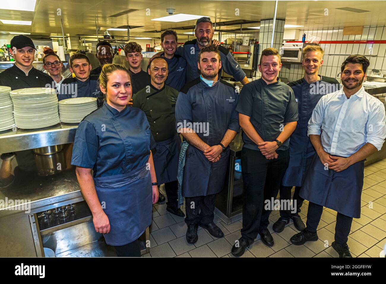El equipo de cocina del Hotel Hohenwart en Schenna, Tirol del Sur, Italia. Hannes Stuffer (2nd desde la derecha) con su equipo de cocina. Juntos, traen a los huéspedes hasta 1.200 platos preparados con fastidieza en unos 90 minutos durante la temporada alta. Foto de stock
