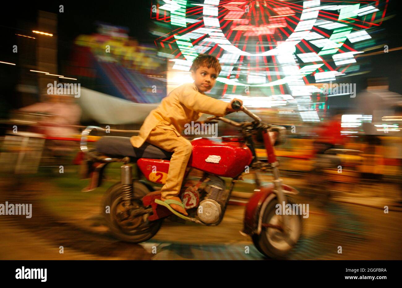 Los niños disfrutan en una feria durante el festival de Dussehra en Nueva delhi, India. Indian celebra el festival para marcar la victoria del Señor Ram sobre Ravan. Foto de stock