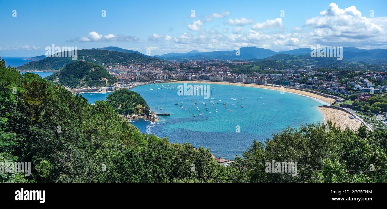 Vistas a San Sebastián y a la bahía de La Concha desde Monte Igeldo Foto de stock