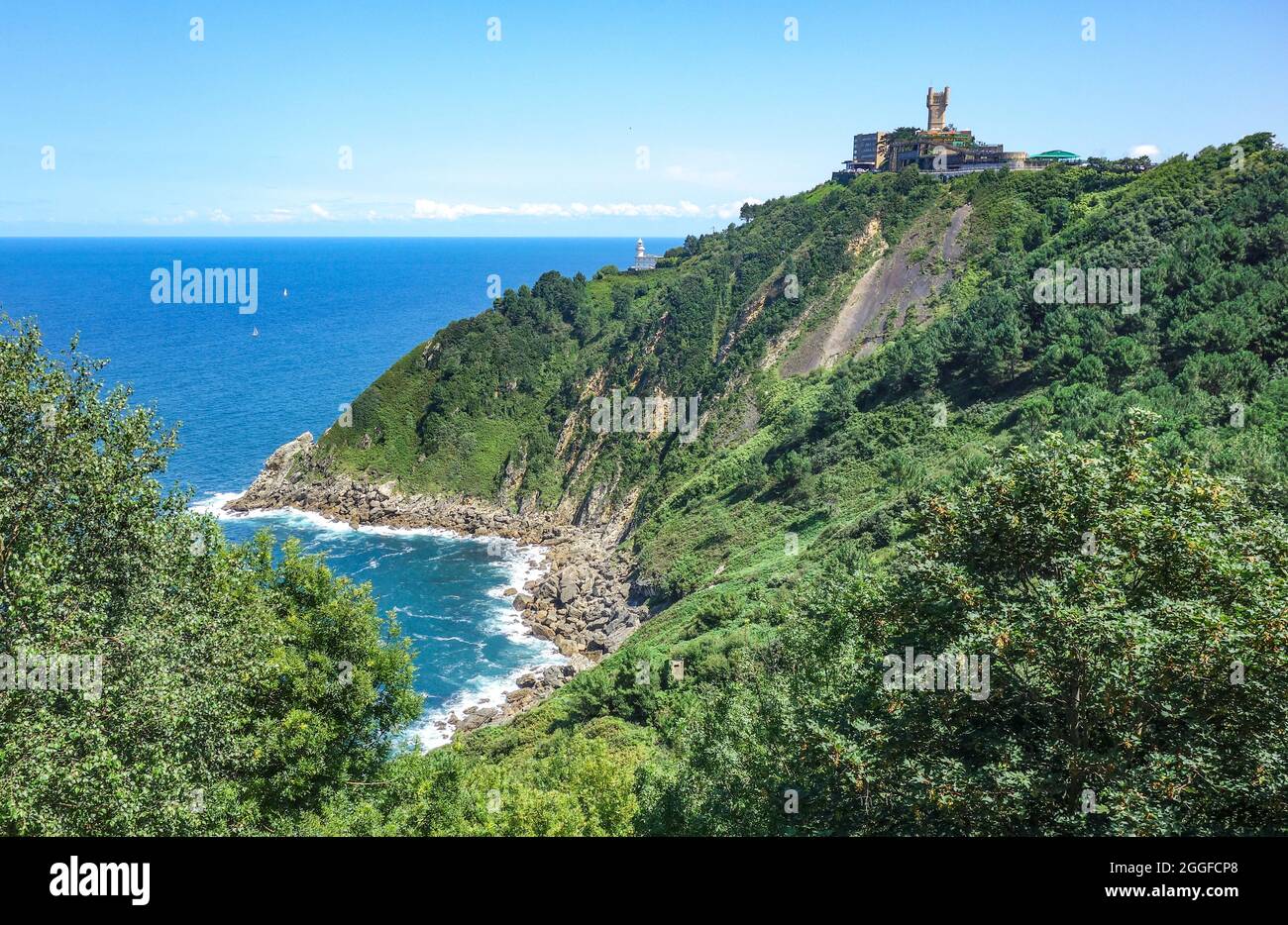 Vista del Monte Igeldo y la costa vasca cerca de San Sebastián, España Foto de stock