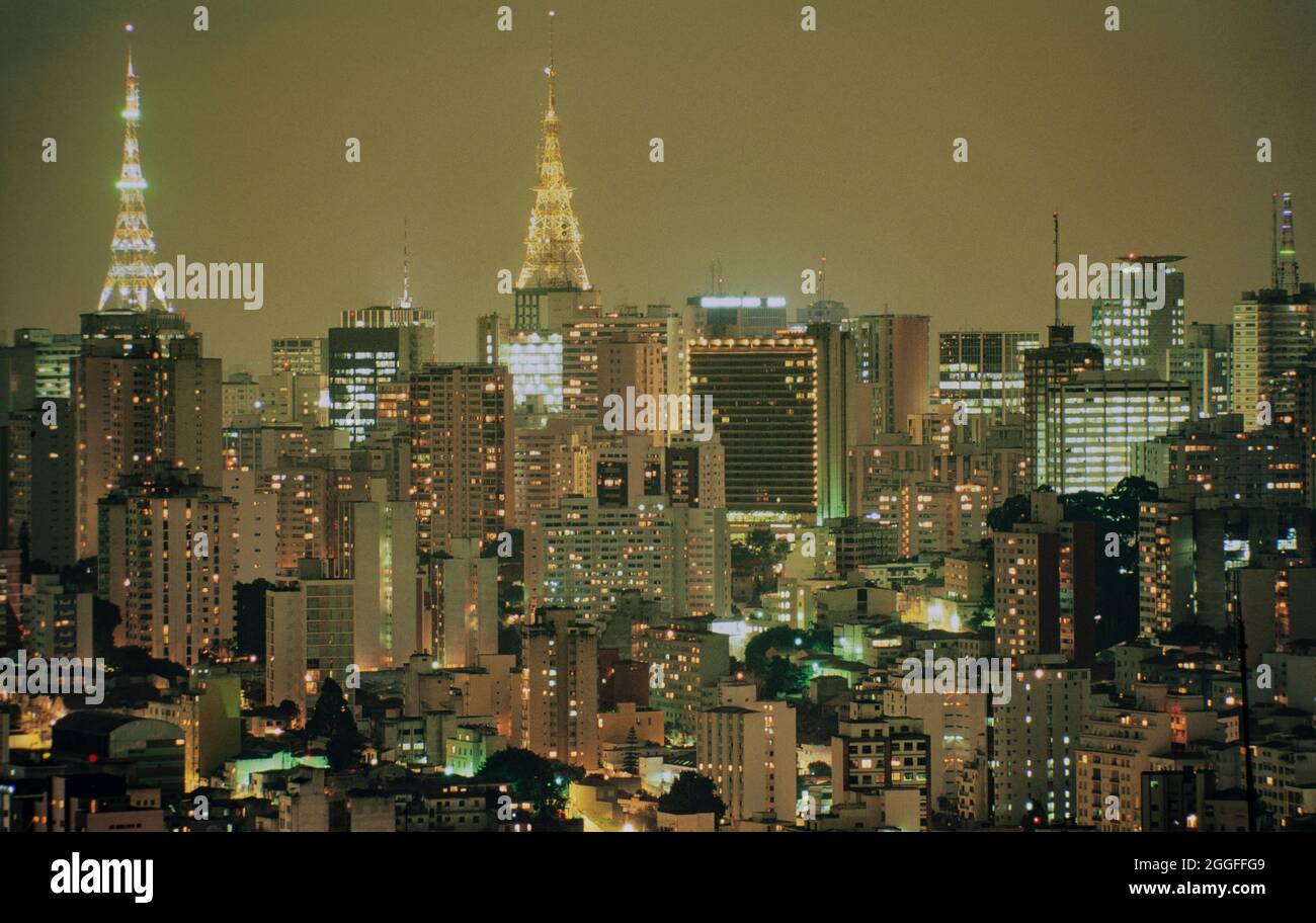 Paisaje urbano de Sao Paulo por la noche - Torres de televisión de la Avenida Paulista (Avenida Paulista) en el fondo y el centro de la ciudad en primer plano - centro financiero y de negocios. Foto de stock