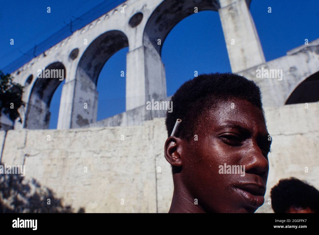 Retrato del niño de la calle debajo del acueducto de Lapa. Foto de stock