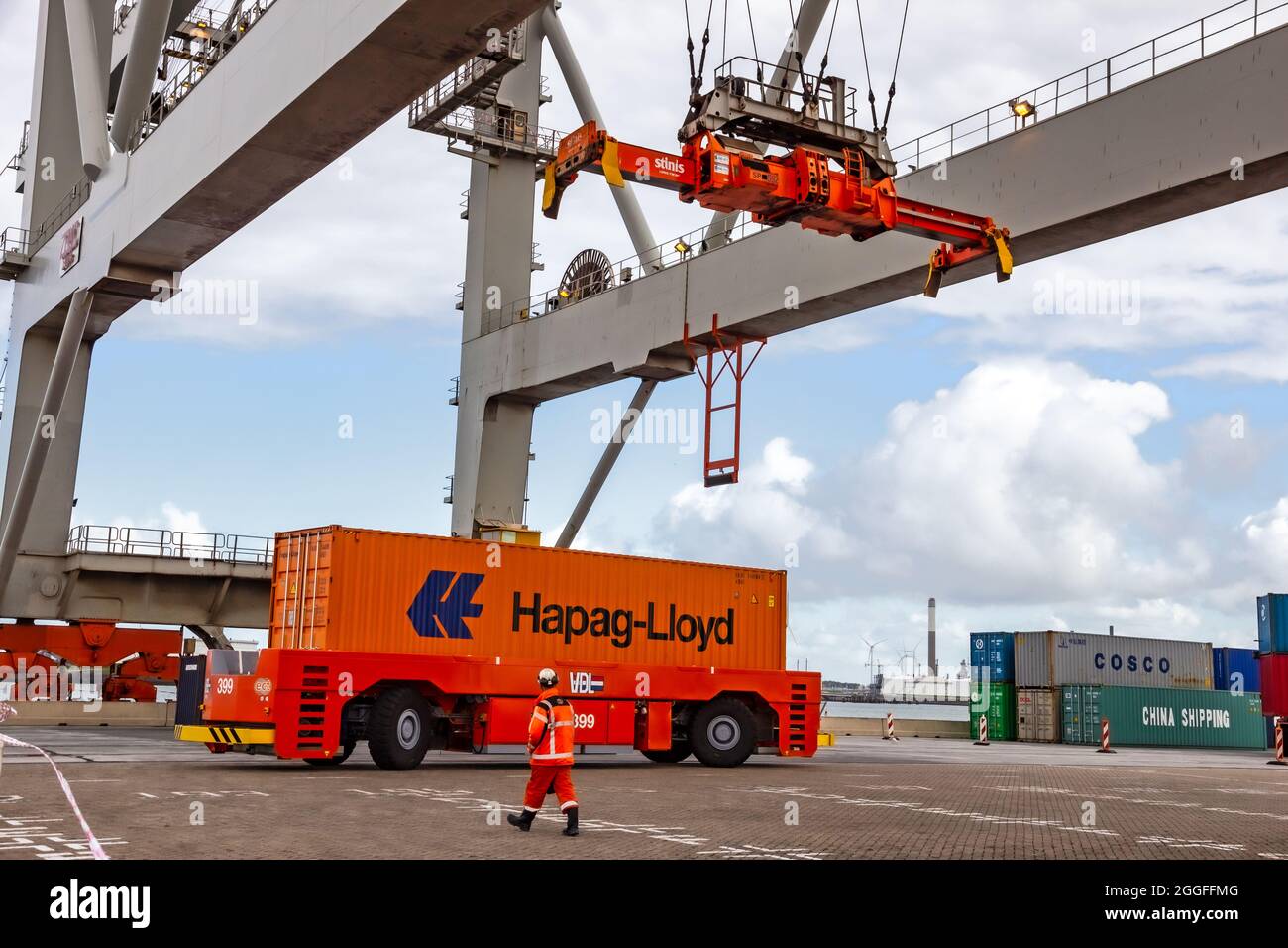 Contenedor de envío a punto de ser trasladado en el Puerto de Rotterdam. Países Bajos - 6 de septiembre de 2015 Foto de stock