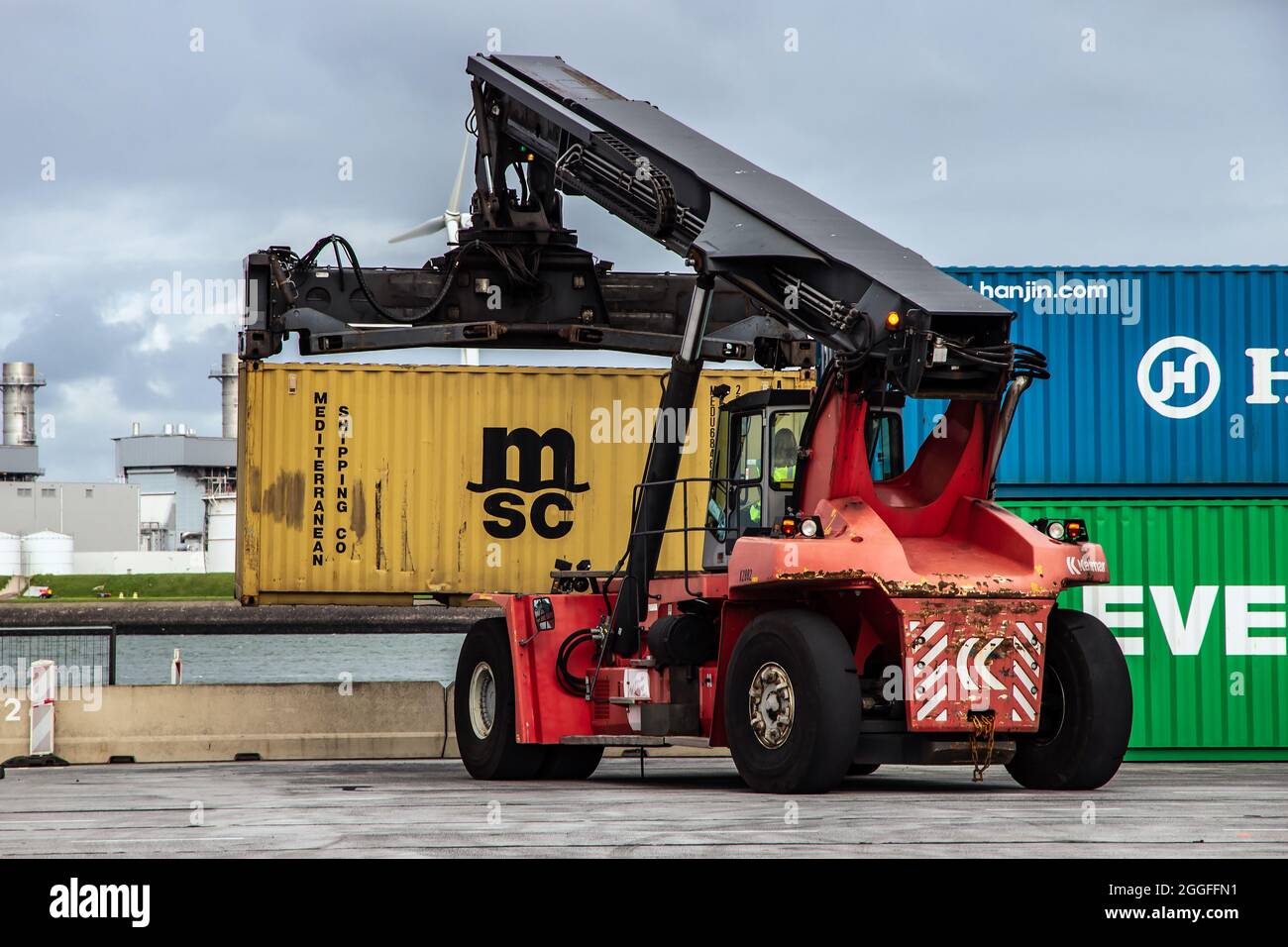Manipulador móvil de contenedores en acción en una terminal de contenedores del puerto de Rotterdam. 6 de septiembre de 2015 Foto de stock