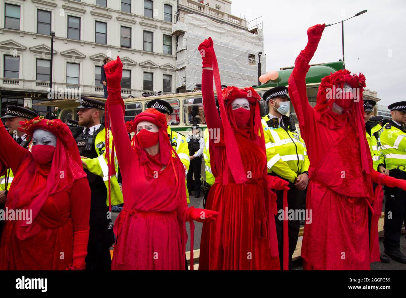 Brigada Roja, Extinción Activistas de la Rebelión Londres 31 de agosto de 2021. Manifestantes bloquean el Puente de Londres con un autobús como parte de las protestas en curso en Londres, XR Foto de stock