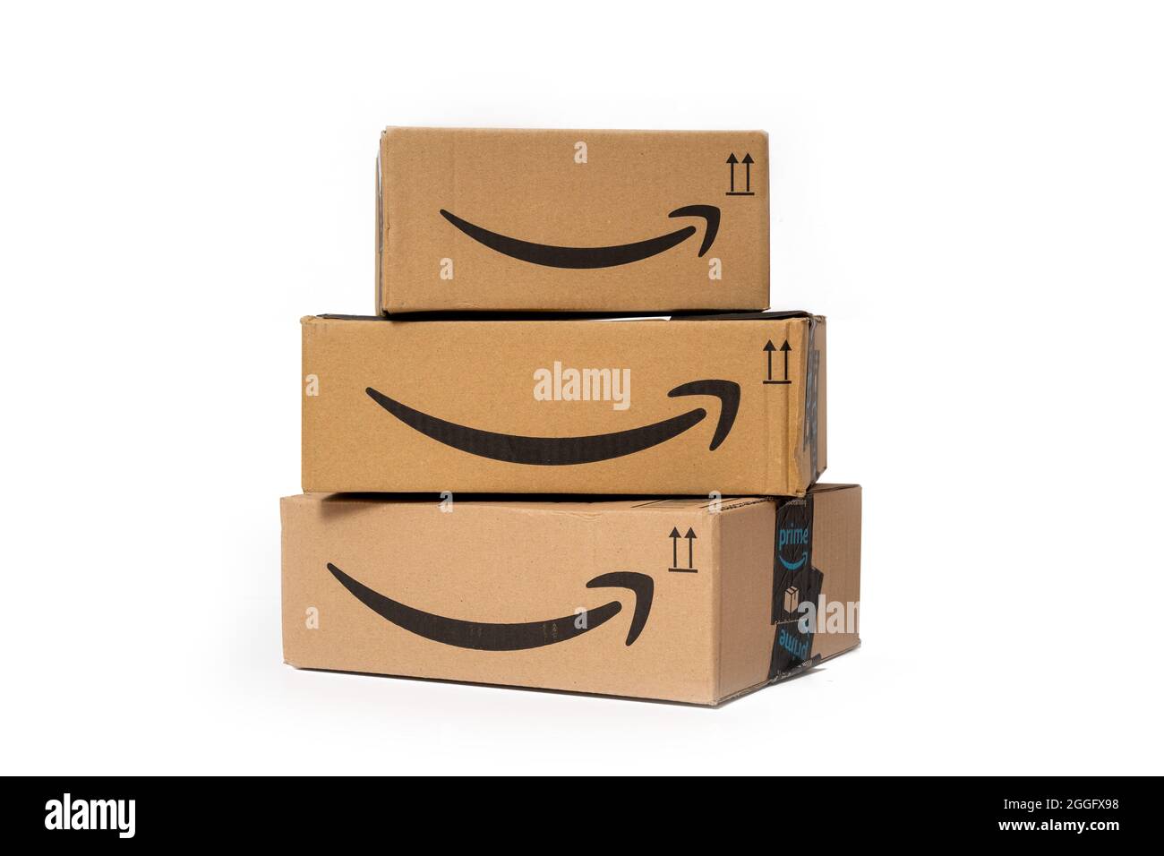MADRID, ESPAÑA - 31 DE AGOSTO de 2021 : conjunto de tres paquetes Amazon  Prime apilados sobre fondo blanco aislado Fotografía de stock - Alamy