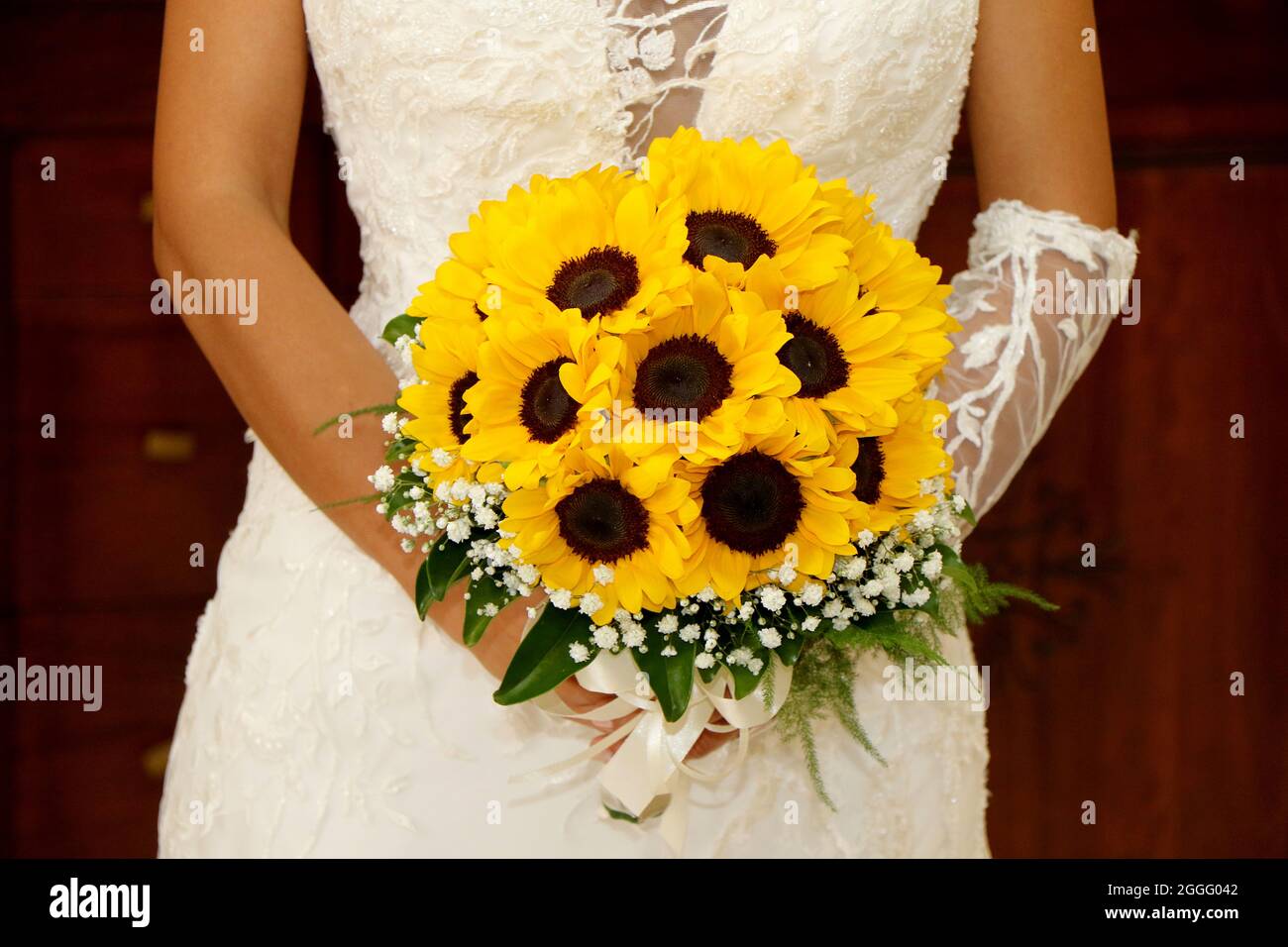 Novia vestido blanco con el ramo de girasoles en sus manos. Mujer preparada  para el matrimonio Fotografía de stock - Alamy