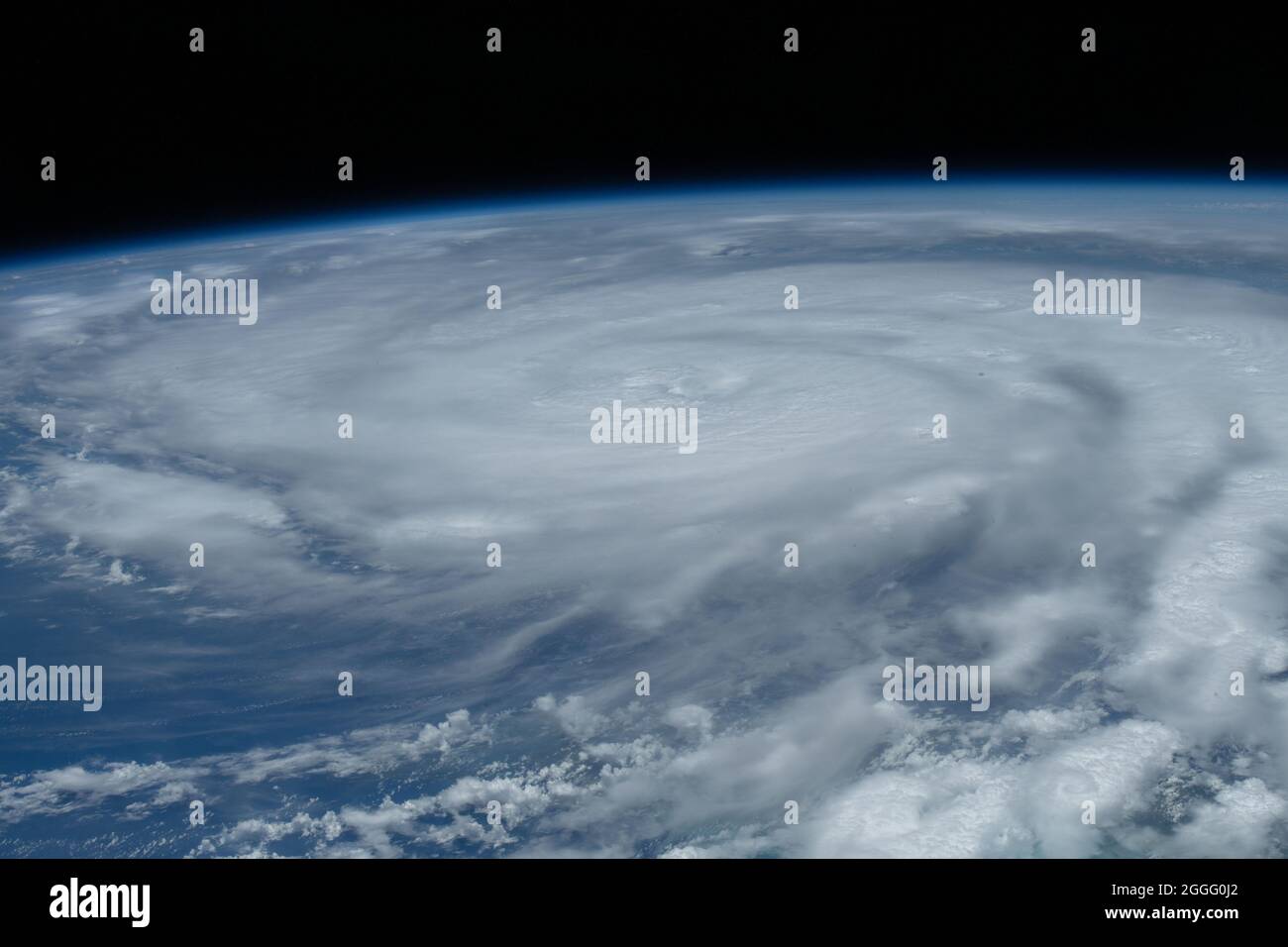 Vista que muestra la pared ocular del huracán Ida, una tormenta de categoría 4 que golpea la costa del Bajo Louisiana tomada de la Estación Espacial Internacional el 28 de agosto de 2021 por encima de Nueva Orleans, Louisiana. Ida está empacando vientos de 150 mph que se hicieron tierra hace 16 años hasta el día del huracán Katrina. Foto de stock