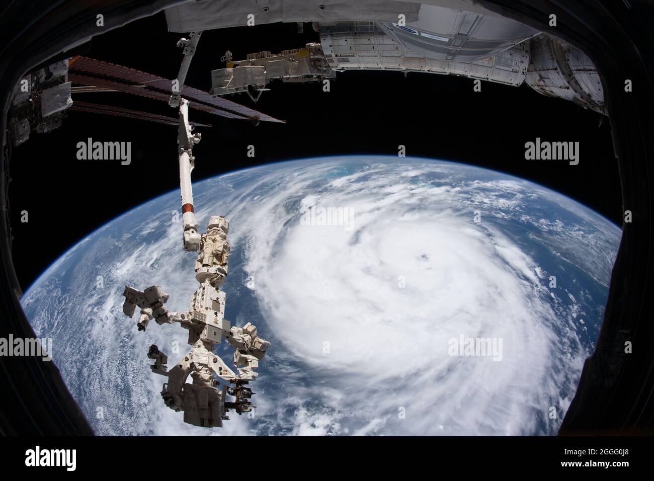 Vista que muestra la pared ocular del huracán Ida, una tormenta de categoría 4 que golpea la costa del Bajo Louisiana tomada de la Estación Espacial Internacional el 28 de agosto de 2021 por encima de Nueva Orleans, Louisiana. Ida está empacando vientos de 150 mph que se hicieron tierra hace 16 años hasta el día del huracán Katrina. Foto de stock