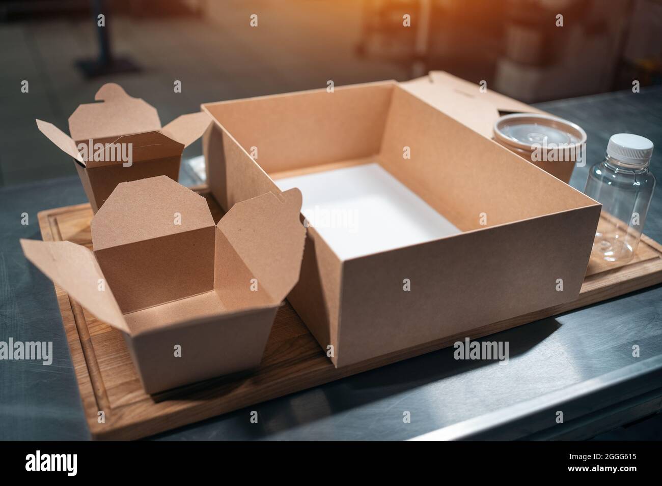 juego de cajas de alimentos y contenedores de cartón para la entrega  Fotografía de stock - Alamy