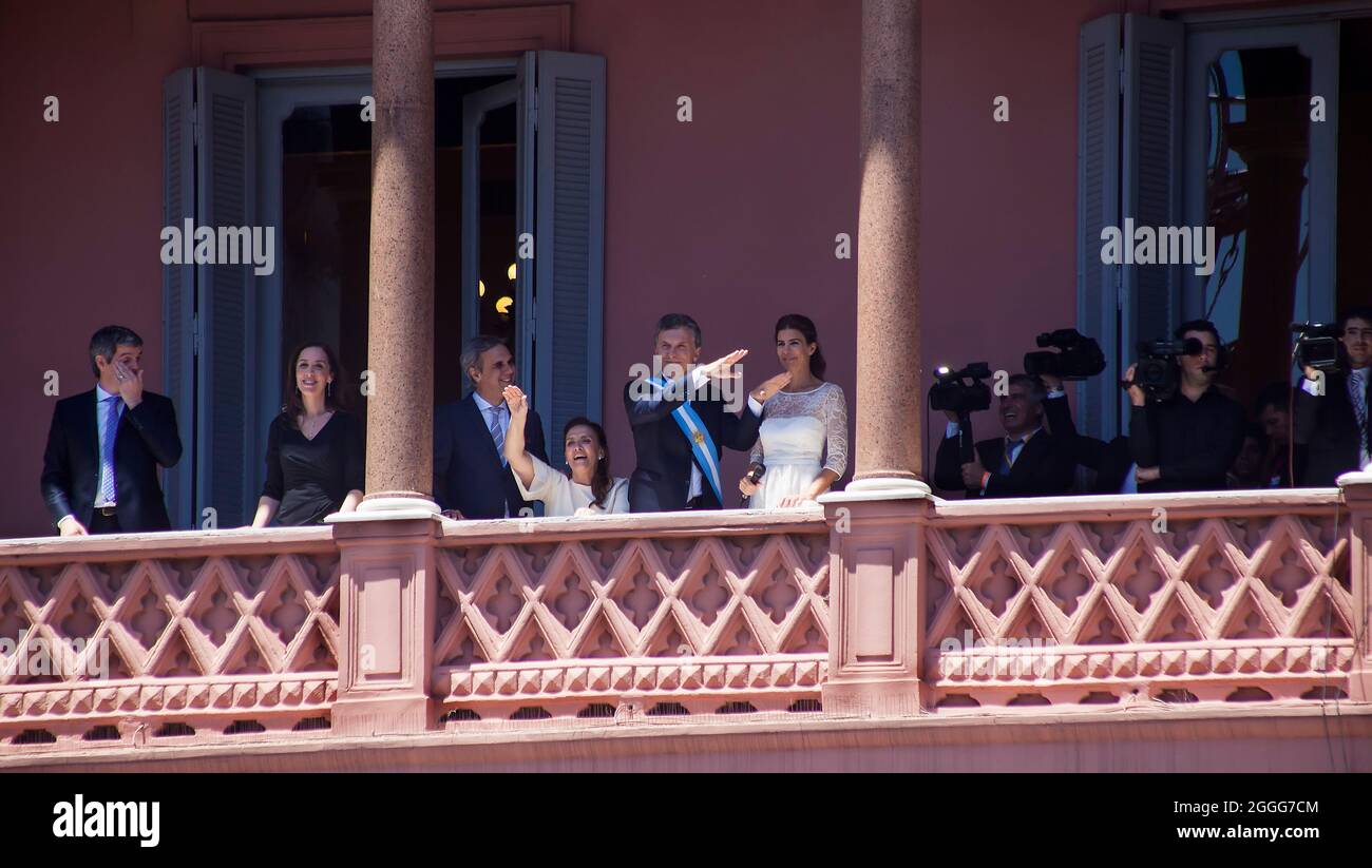El presidente argentino Mauricio Macri bailando en el balcón de la Casa Rosada (Casa Rosa) en su día de inauguración Foto de stock