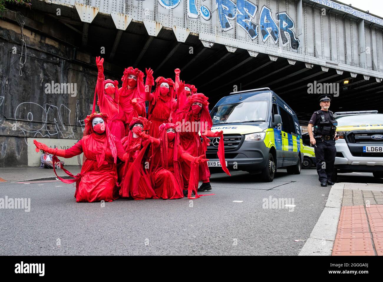 Londres, Reino Unido. 31st de agosto de 2021. La Brigada Roja Rebelde se enfrenta a la policía. Extinción La protesta de la rebelión bloquea el Puente de Londres usando un autobús de bodas. Crédito: Joao Daniel Pereira Foto de stock