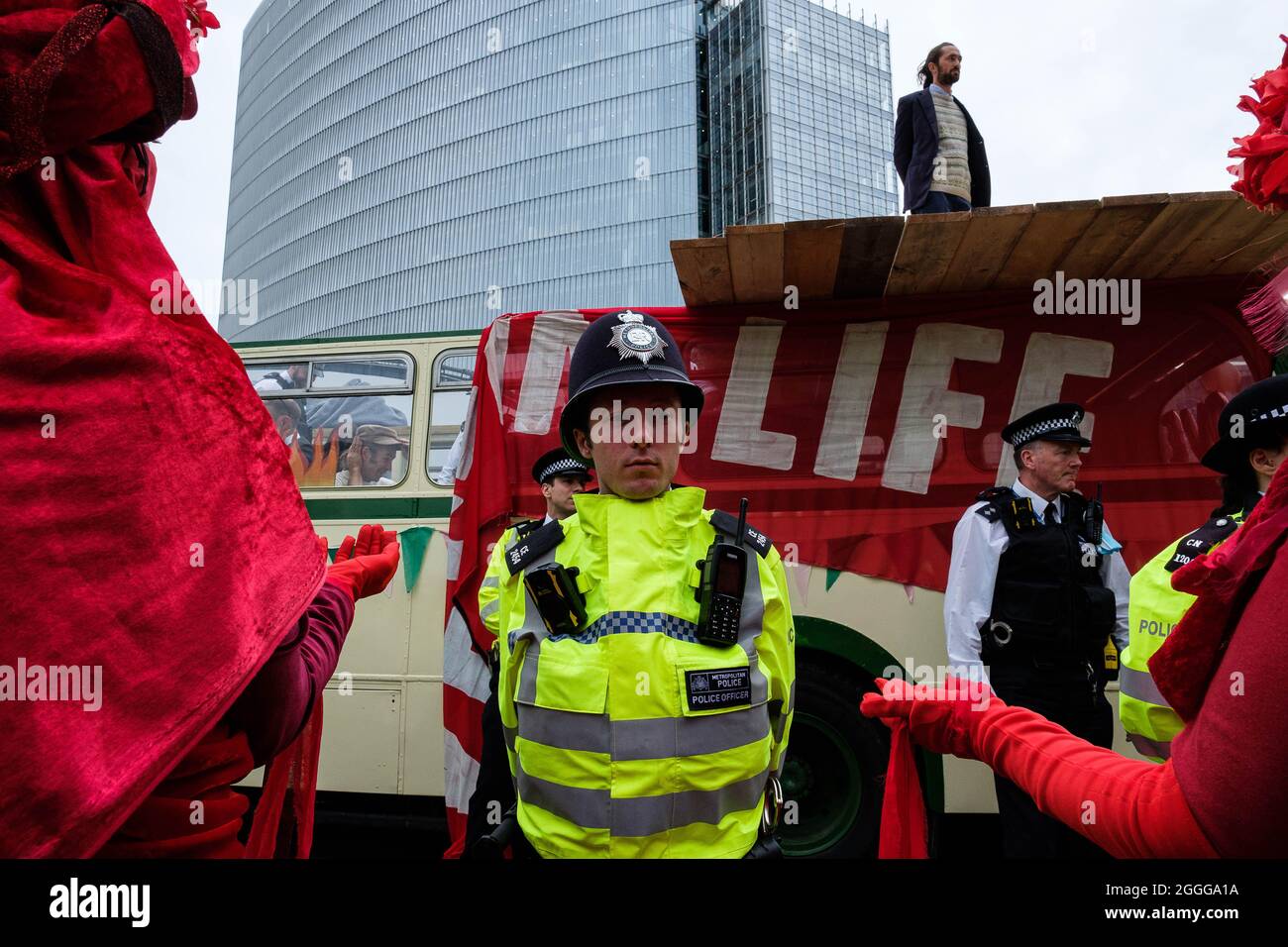 Londres, Reino Unido. 31st de agosto de 2021. La Brigada Roja Rebelde se enfrenta a la policía. Extinción La protesta de la rebelión bloquea el Puente de Londres usando un autobús de bodas. Crédito: Joao Daniel Pereira Foto de stock