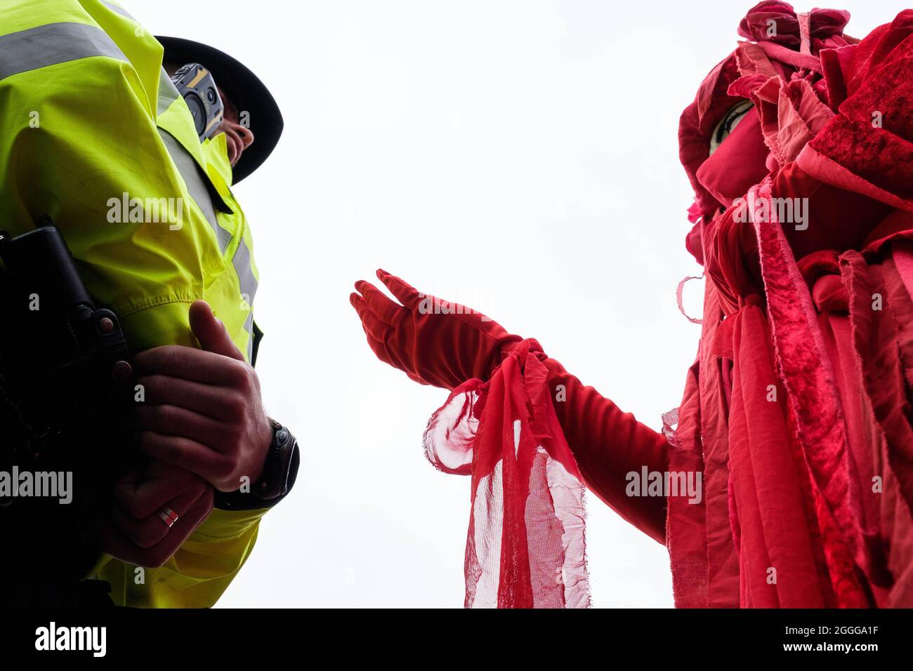 Londres, Reino Unido. 31st de agosto de 2021. La Brigada Roja Rebelde se enfrenta a la policía. Extinción La protesta de la rebelión bloquea el Puente de Londres usando un autobús de bodas. Crédito: Joao Daniel Pereira Foto de stock